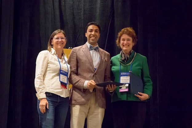 Amr Shahat receiving award
